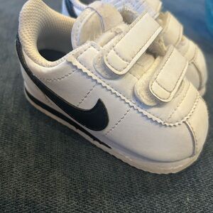 Nike Kids Velcro White and Black Sneakers size 4C GUC
